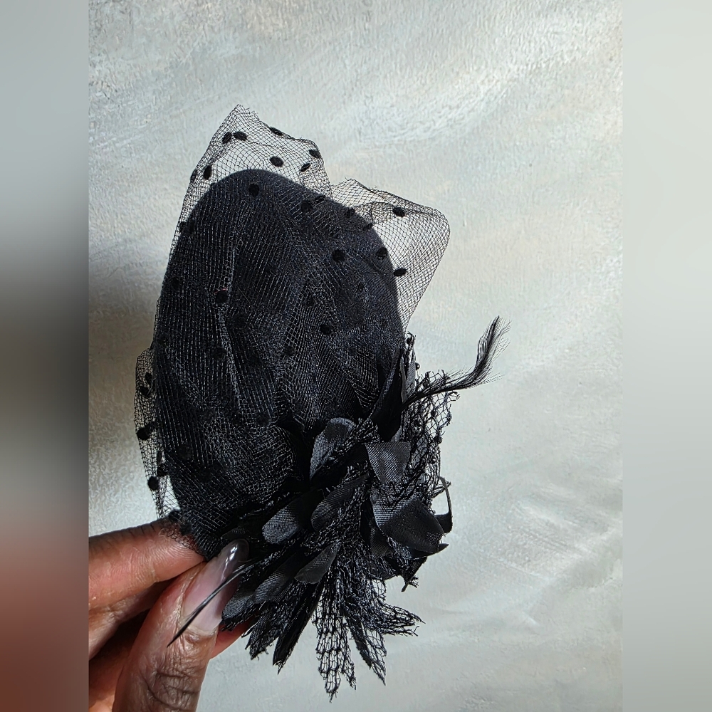 Black Feather Floral Mini Top Hat  Polka dot tulle veil Fascinator Tea Cocktail - Picture 6 of 8